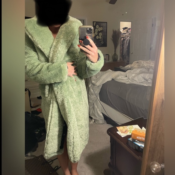 Chunky long faux fur coat in pale green - Picture 6 of 6